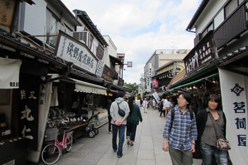 ③柴又帝釈天の門前参道