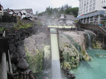 写真①湯畑