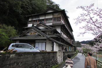 ②鶴之湯旅館