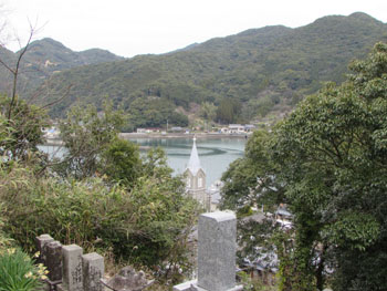写真③崎津天主堂と羊角湾