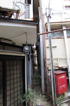 ⑤狭いせまいせどや