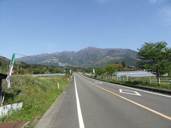 写真②市房山遠景