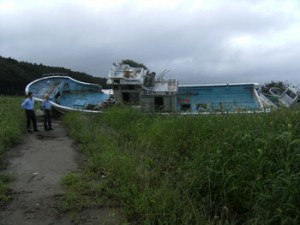 写真③田園の中の漁船