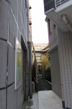 ②路地の奥に寺が