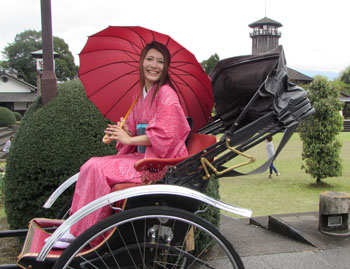 写真③人力車に乗ったモデルさん