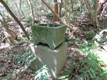 51-3-龍湖瀬坑・戦時中に再度採掘されていた際の山神社の痕跡-s