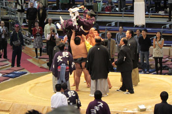 写真④行司さんを胴上げ