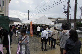 写真②売り場に並ぶ行列