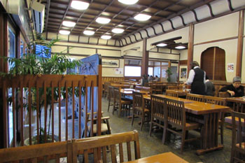 ④だるまの店内（一部）