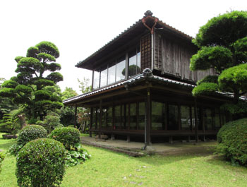 写真①中庭から見た赤松館