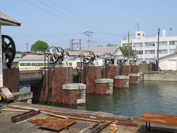 47-2-港内水量調整用の水門-s