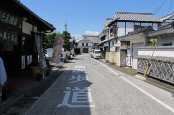 写真①吉井町の裏通り