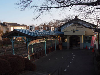 平屋建ての簡素な建物ながら、洋風デザインを施した別所温泉駅