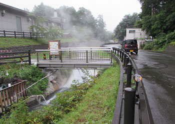 写真③中和工場と湯川