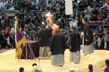 写真③優勝賜杯授与