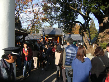 写真④八代神社(妙見宮)と参拝客