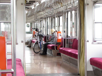 ①上毛電鉄の車内風景