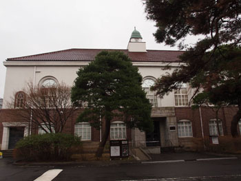 31-1-東北大学史料館の正面は木々で覆われ写真が撮りづらい。-s