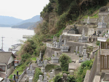 写真②山の斜面の墓地